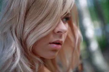 Блондинка в лесу