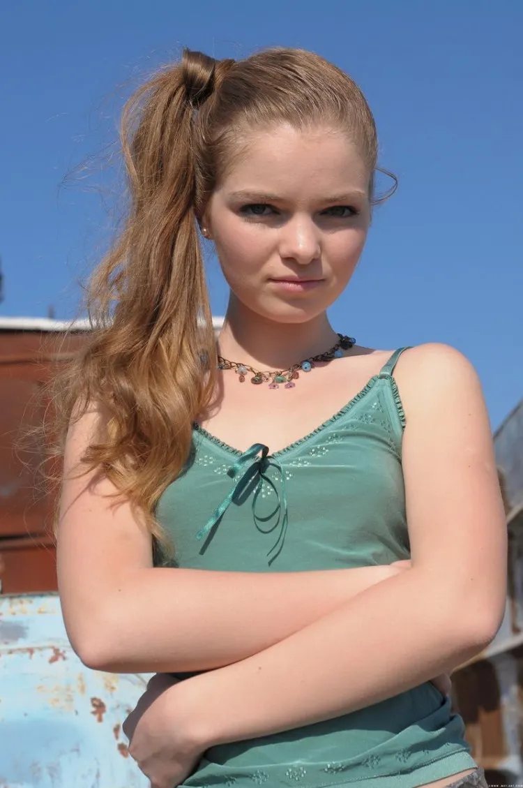 Фотосессия Молоденькая на ржавой барже