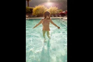 Плоскогрудка в бассейне