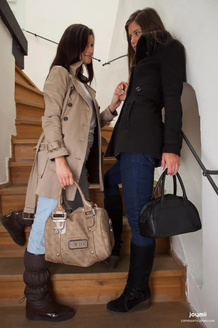 Фотосессия Секс лесбиянок на лестнице