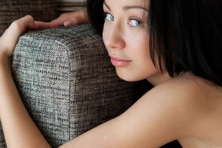 Стройная брюнеточка