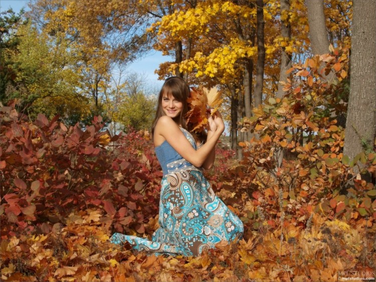 Средь опавших листьев