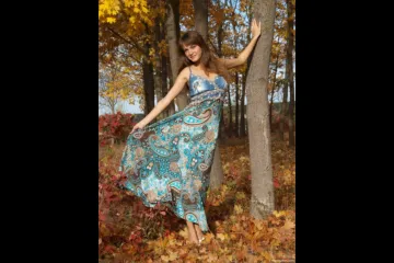 Средь опавших листьев