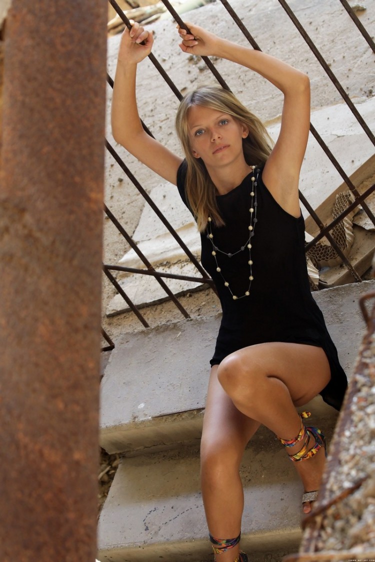 Голубоглазая на заброшенной стройке