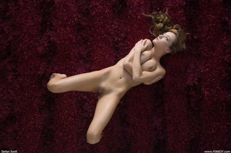 Нежная девочка на ковре