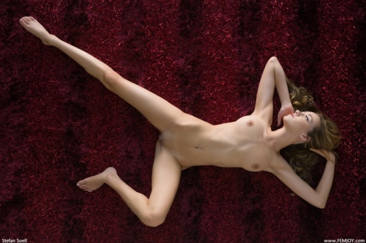 Нежная девочка на ковре