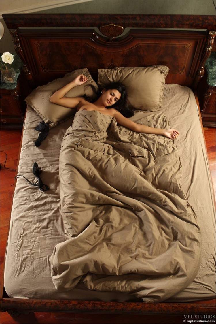 Нежная девушка в кроватке