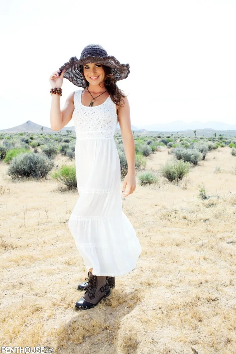 Фотосессия Сучка раздевается за городом