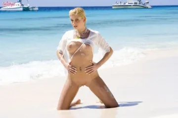 Страстная девка на пляже