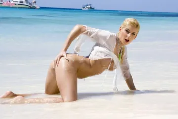 Страстная девка на пляже