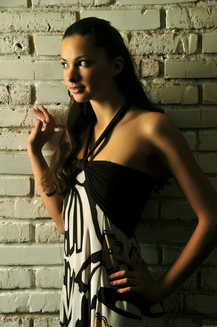 Нежная девчонка с мелкой грудью