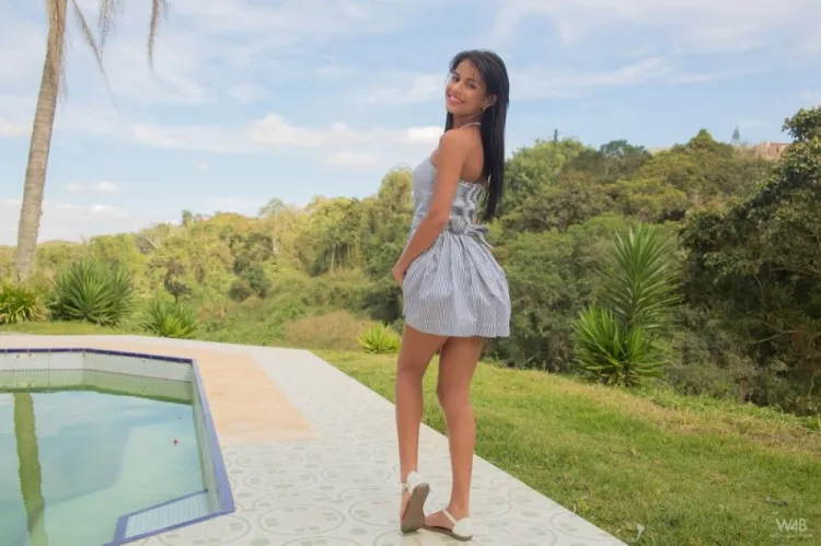 Фотосессия Голая латиноамереканка у бассейна