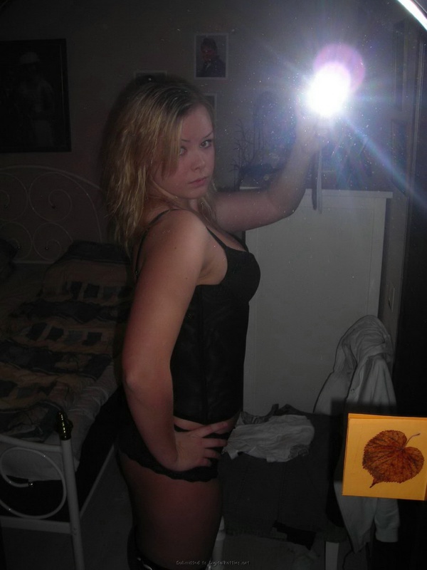 Фоткает сама себя