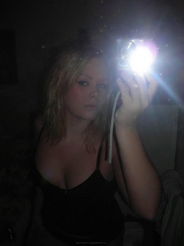 Фоткает сама себя