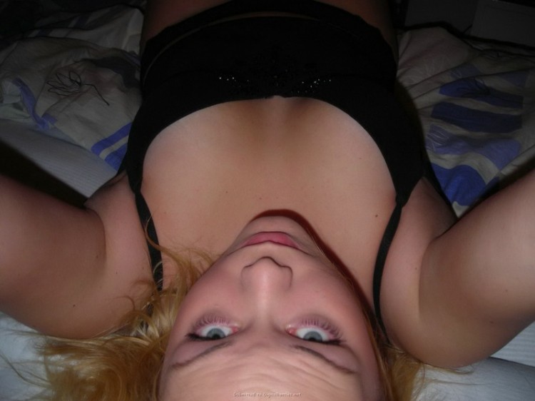 Фоткает сама себя