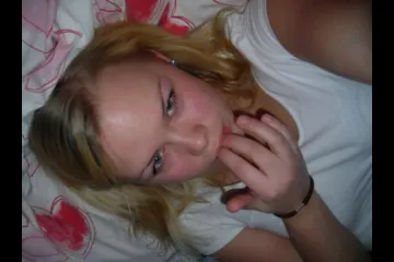 Фоткает сама себя