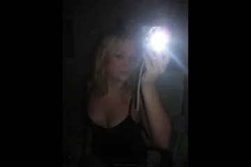 Фоткает сама себя