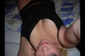 Фоткает сама себя