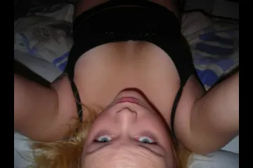 Фоткает сама себя