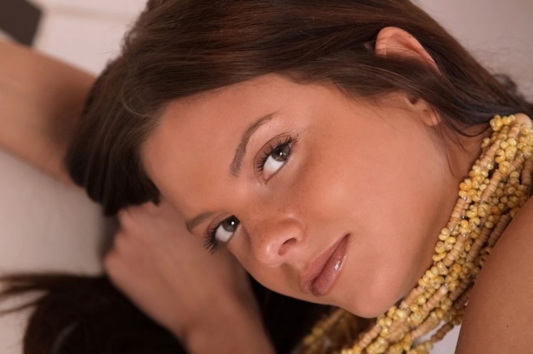 Длинноногая сучка показывает киску