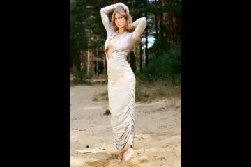 Сексуальная блондинка за городом