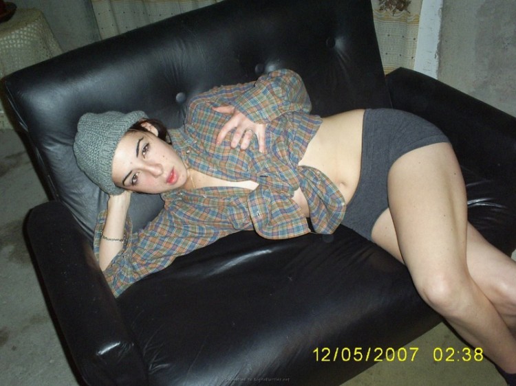 Немного эротики и порно от худенькой девицы