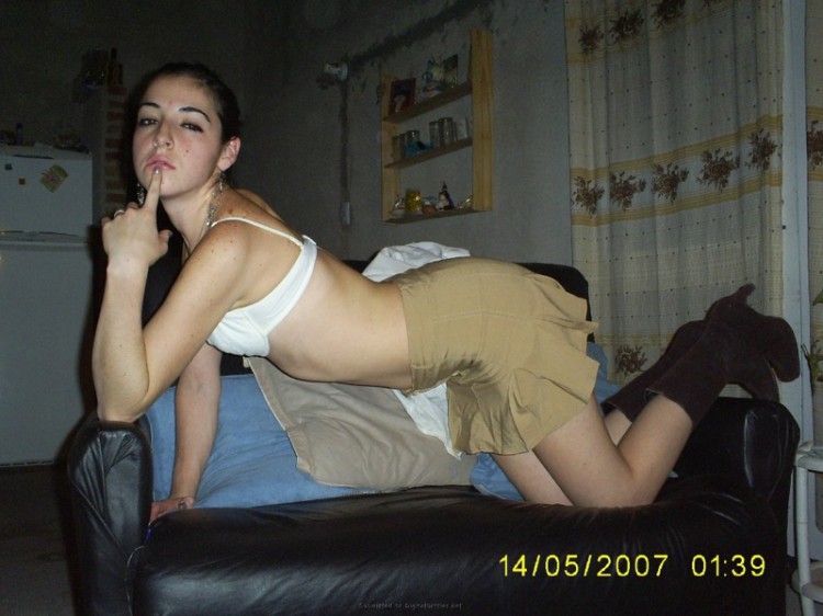 Немного эротики и порно от худенькой девицы