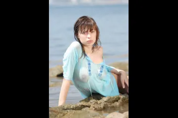 Девочка купается