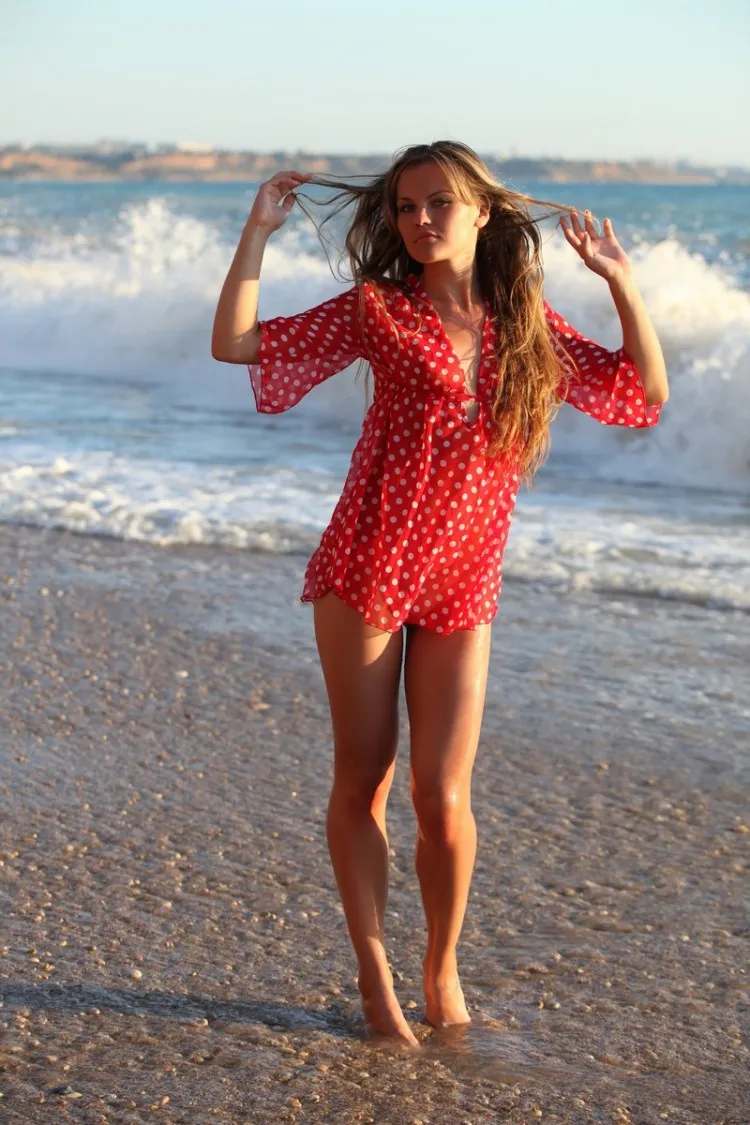 Фотосессия Сучка купается в море