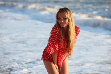 Сучка купается в море