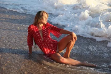 Сучка купается в море