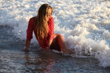 Сучка купается в море