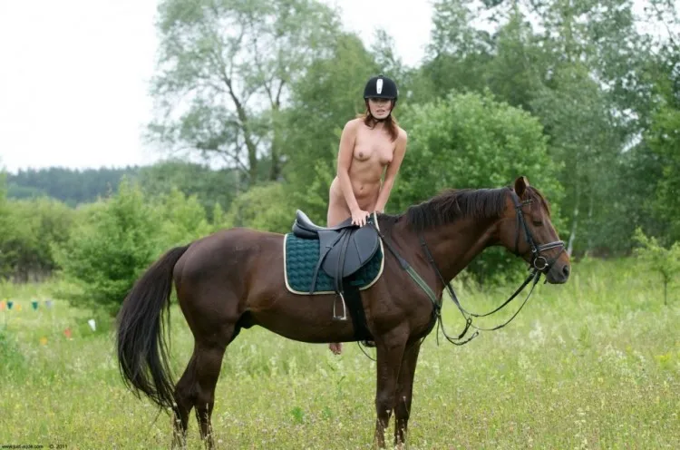 Фотосессия Голая наездница