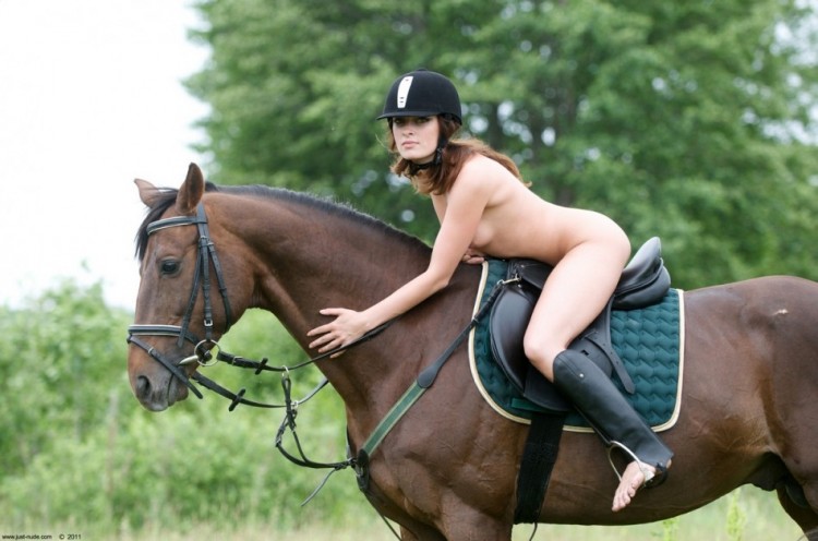 Голая наездница