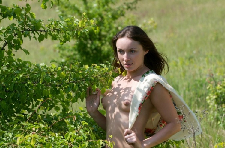 Девочка с платочком