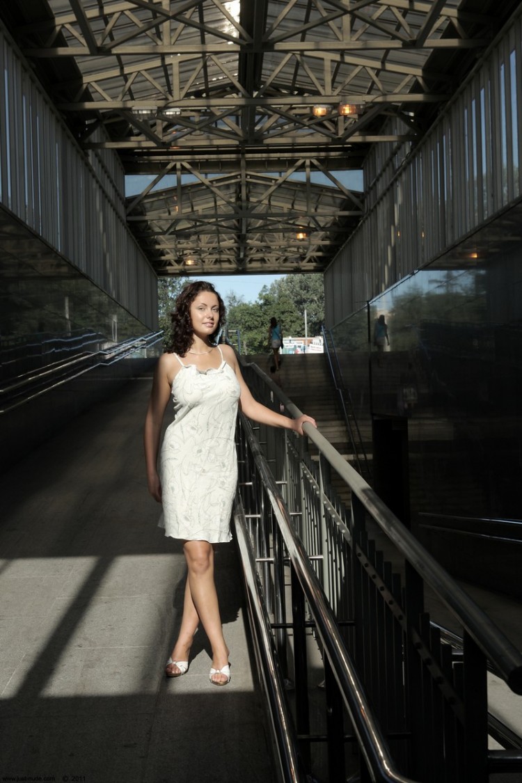 Обнажёнка в людном месте