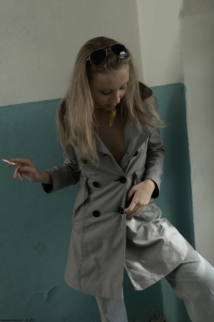 Стриптиз в подъезде