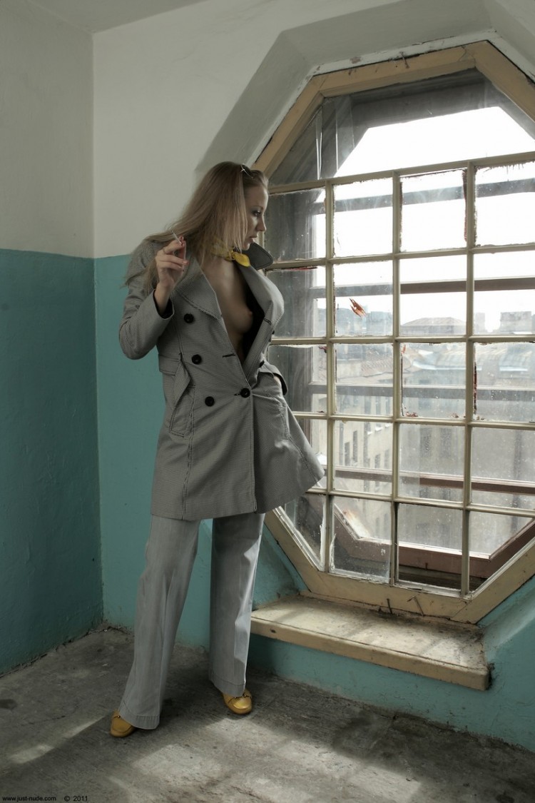 Стриптиз в подъезде