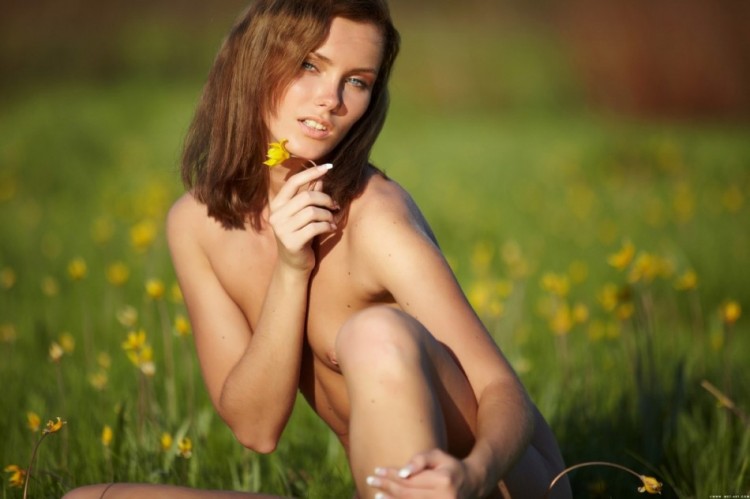 Молодая за городом