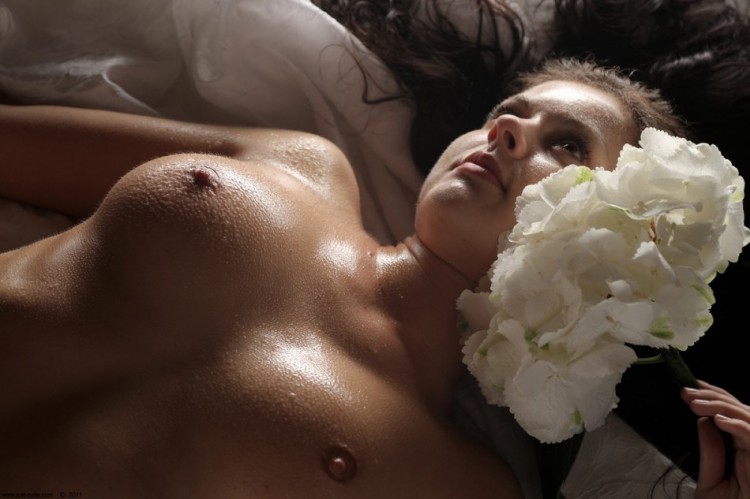 Секси девка на белом