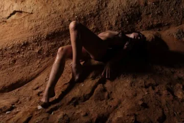 Фотосессия Грязная сучка у скал