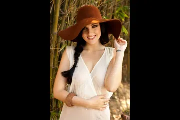 Сексуальная брюнетка