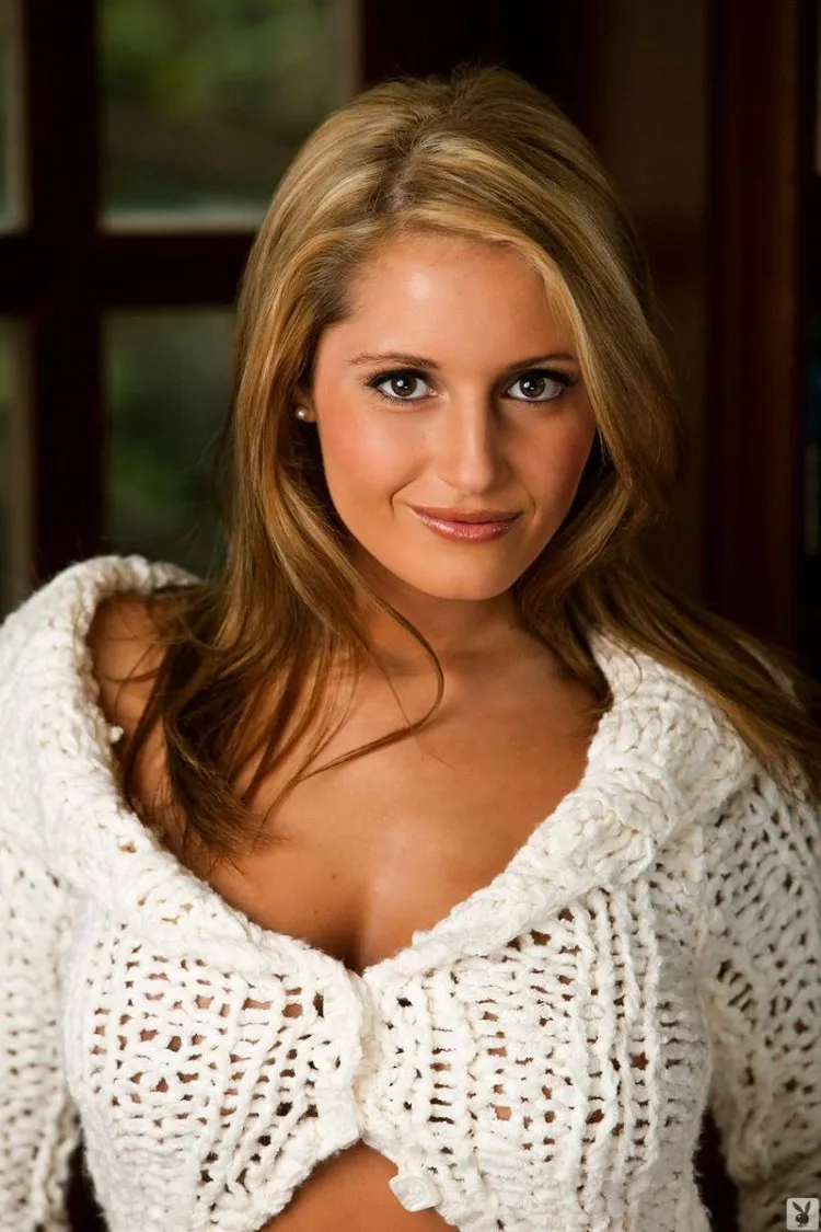 Фотосессия Девка раздевается в библиотеке