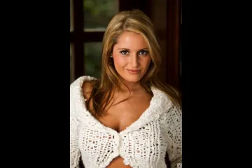 Девка раздевается в библиотеке