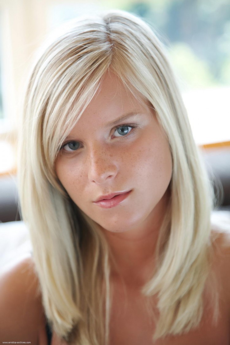 Блондинка с большими сиськами на диване