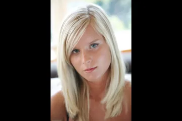 Фотосессия Блондинка с большими сиськами на диване