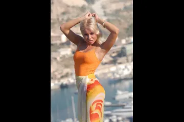 Девушка на камнях