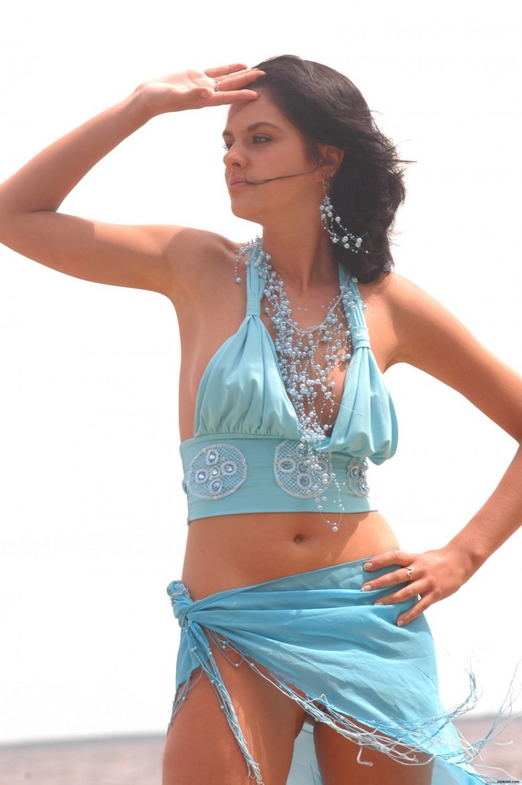 Голая брюнетка на берегу