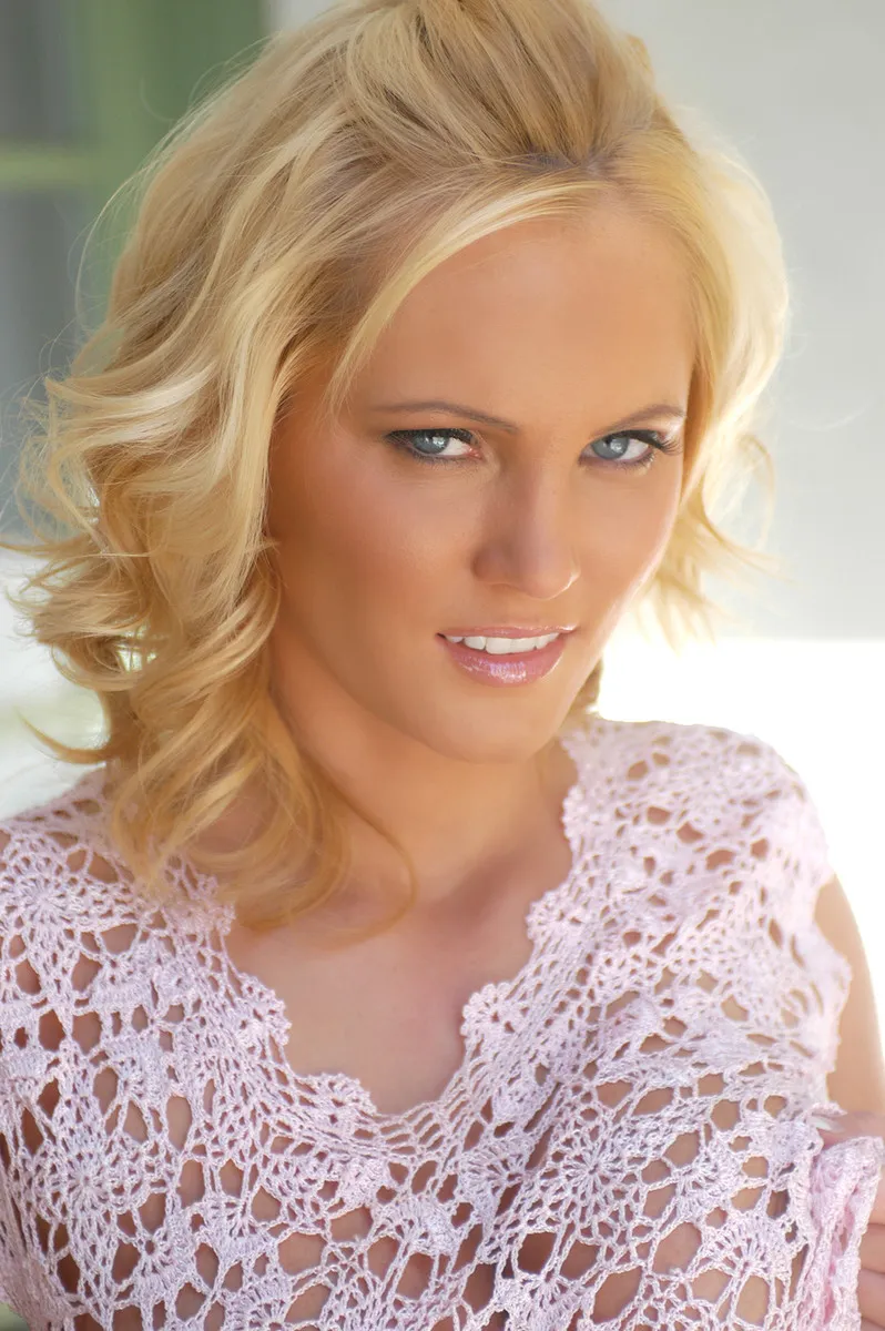 Фотосессия Сисястая блондинка хорошо устроилась на диванчике