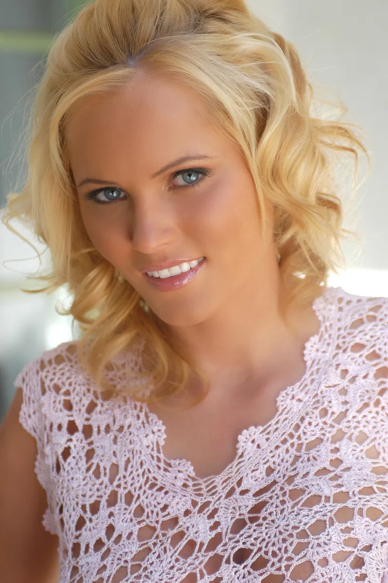 Фотосессия Сисястая блондинка хорошо устроилась на диванчике